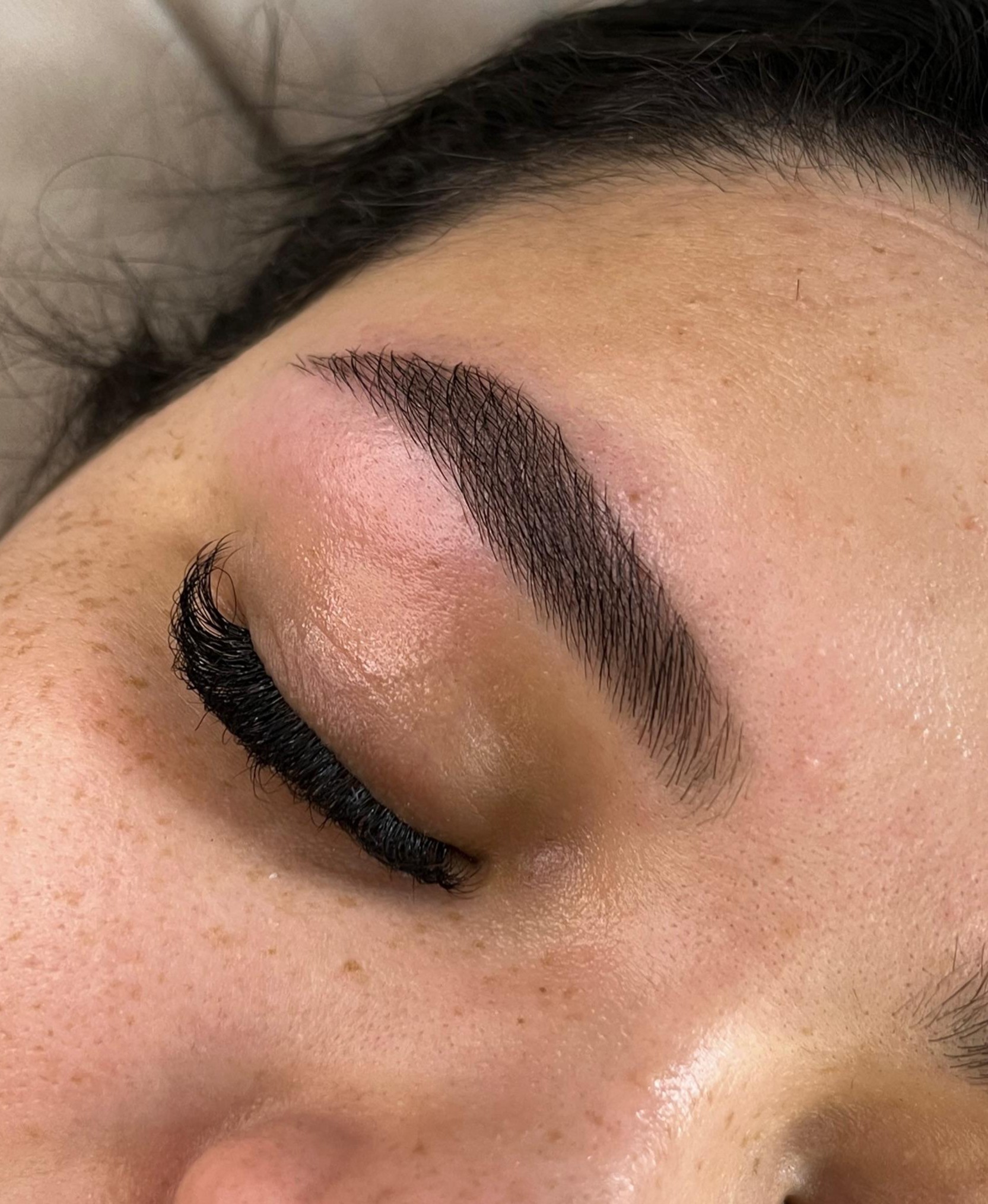 Resultado de design de sobrancelhas no Nessa Beauty Studio